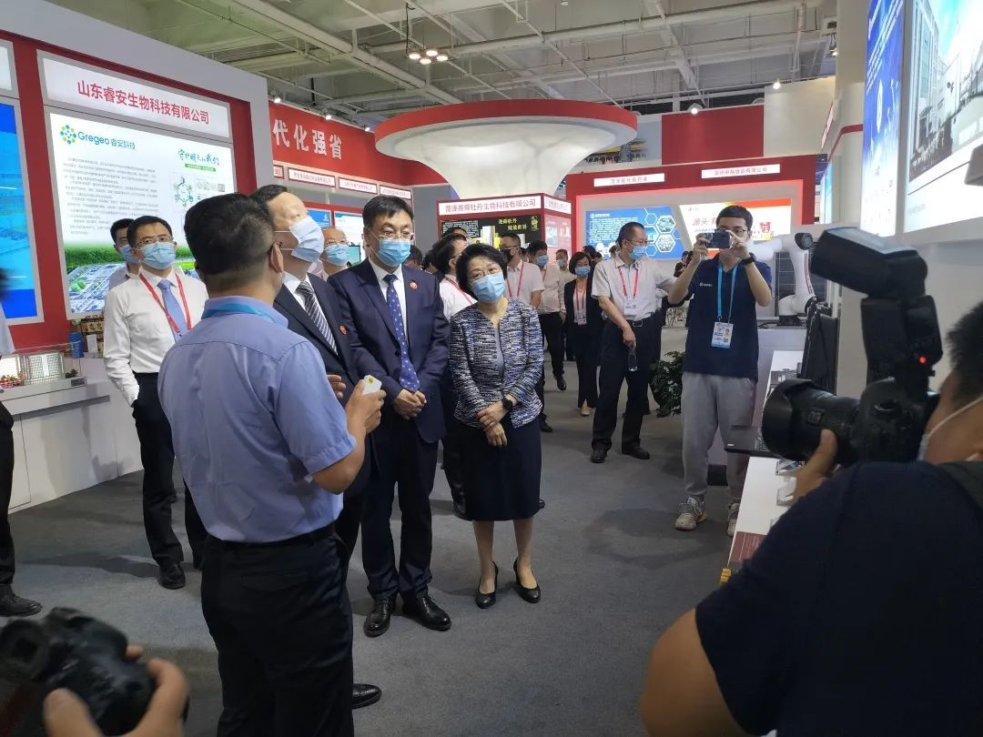 山东省长周乃翔莅临第二十八届兰洽会亚萨合莱果博五金展位调研指导